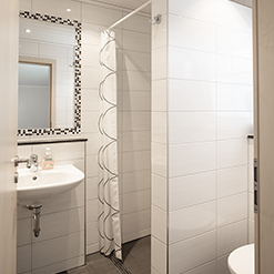 Modernes Badezimmer mit Dusche und Waschbecken im Einzelzimmer ohne Küche