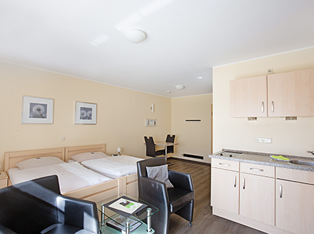 Großes Gästezimmer mit Doppelbett, Sitzecke und Küchenzeile